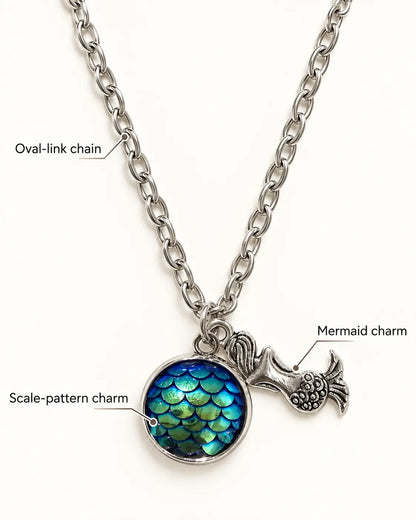 Annotated detail graphic of the scale charm, mermaid charm and oval-link chain