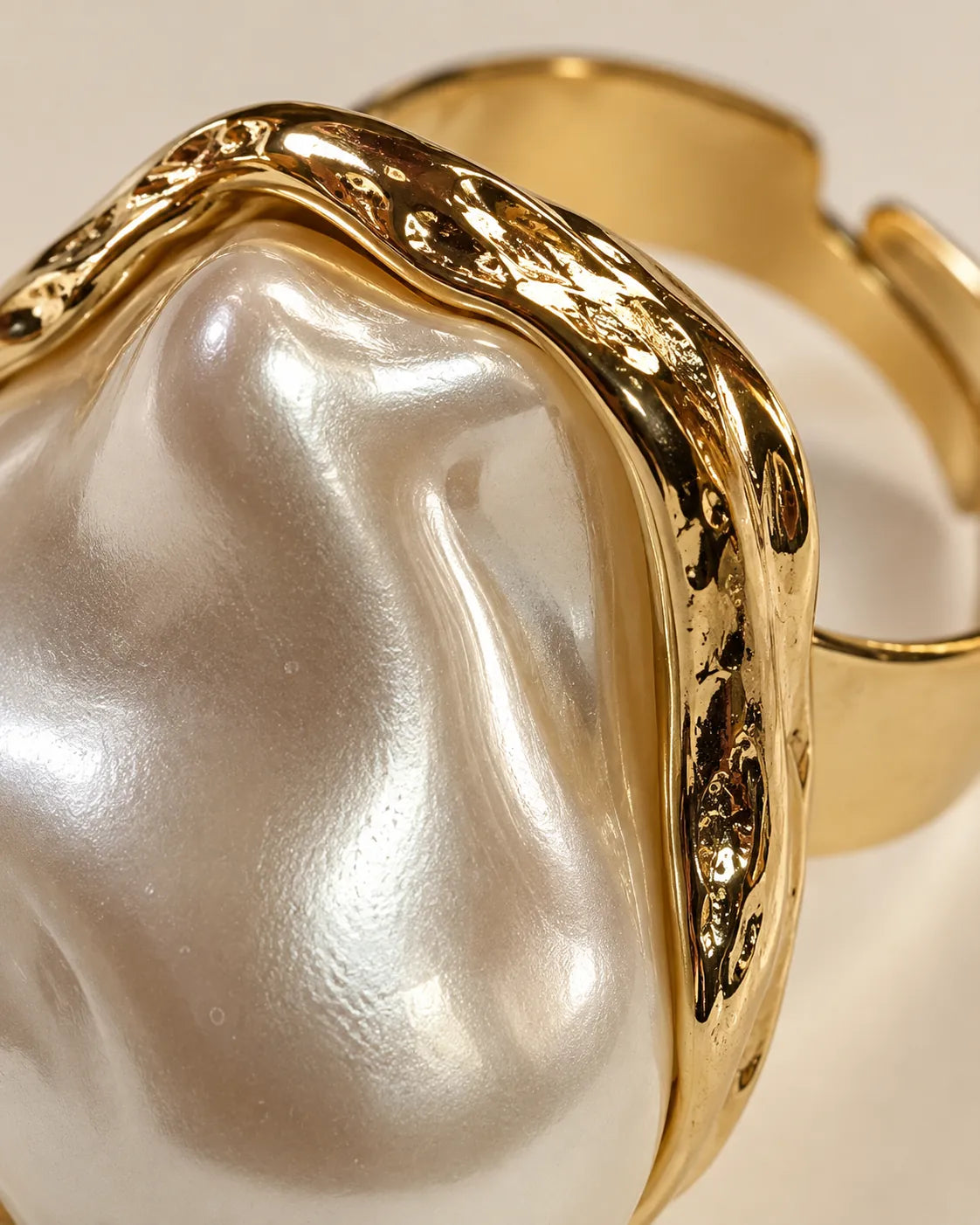 Close-up of the irregular pearl-look centre and molten gold-tone frame