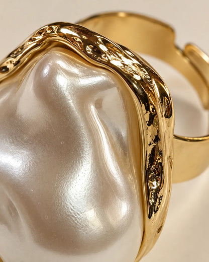 Close-up of the irregular pearl-look centre and molten gold-tone frame